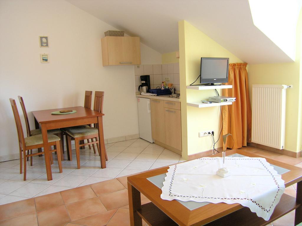 Apartments Kristina Krk Town Bagian luar foto