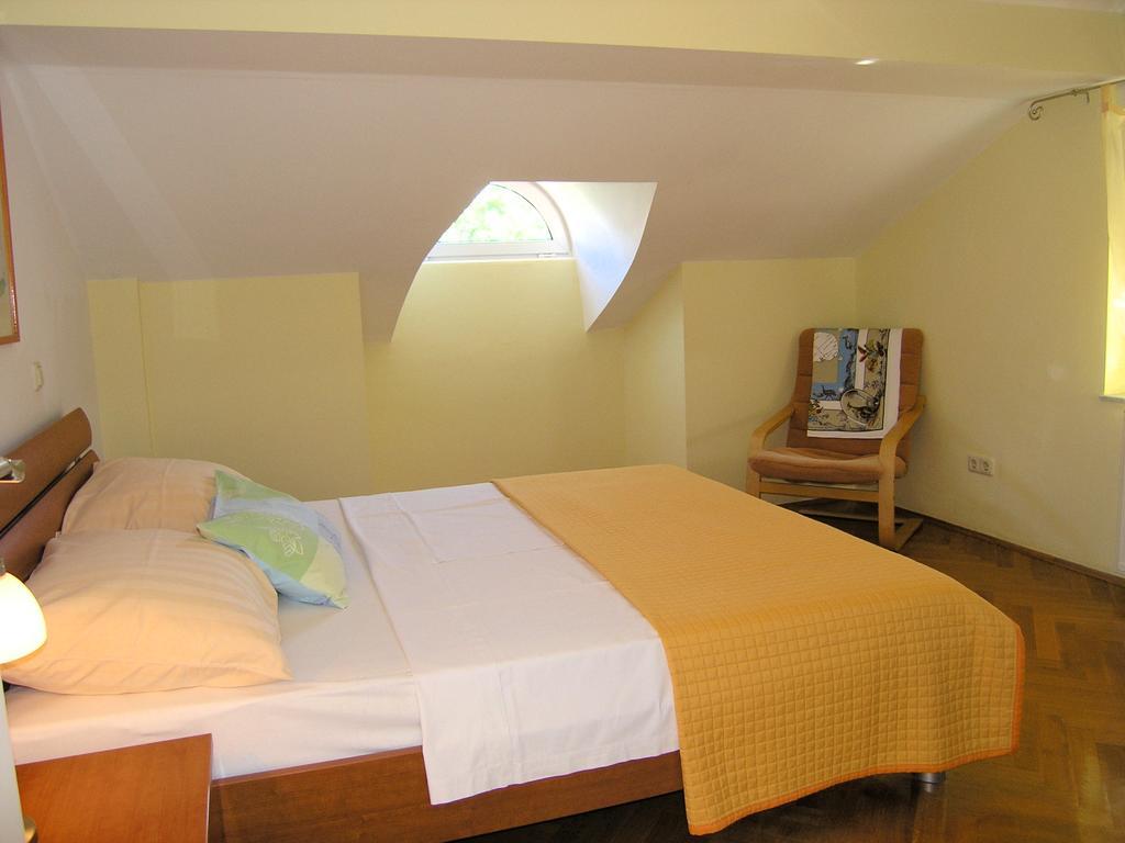 Apartments Kristina Krk Town Bagian luar foto