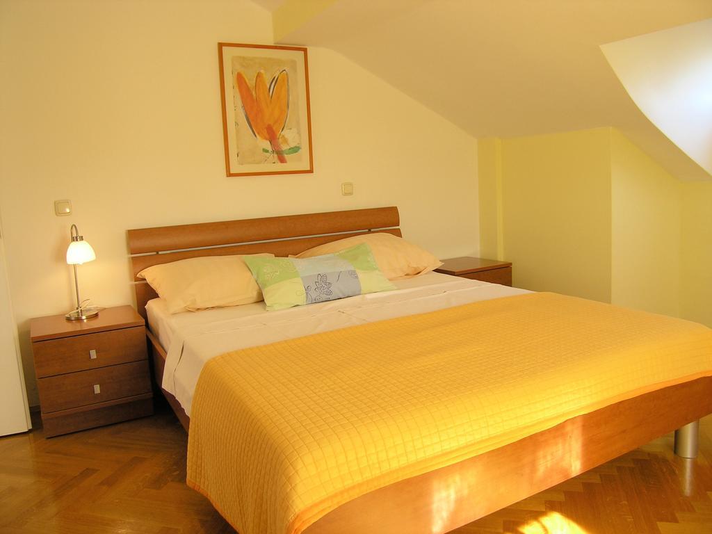 Apartments Kristina Krk Town Bagian luar foto