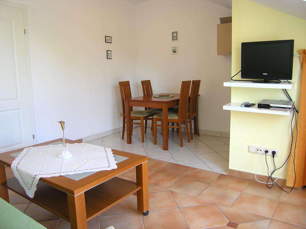 Apartments Kristina Krk Town Bagian luar foto