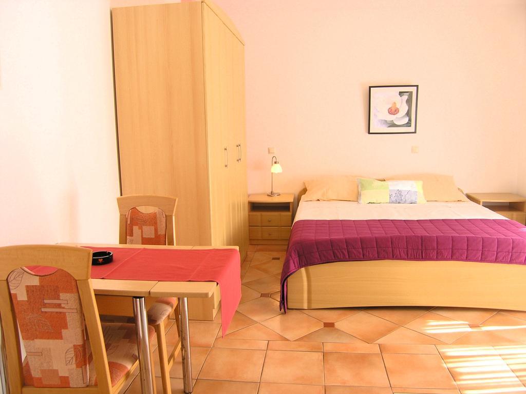 Apartments Kristina Krk Town Bagian luar foto