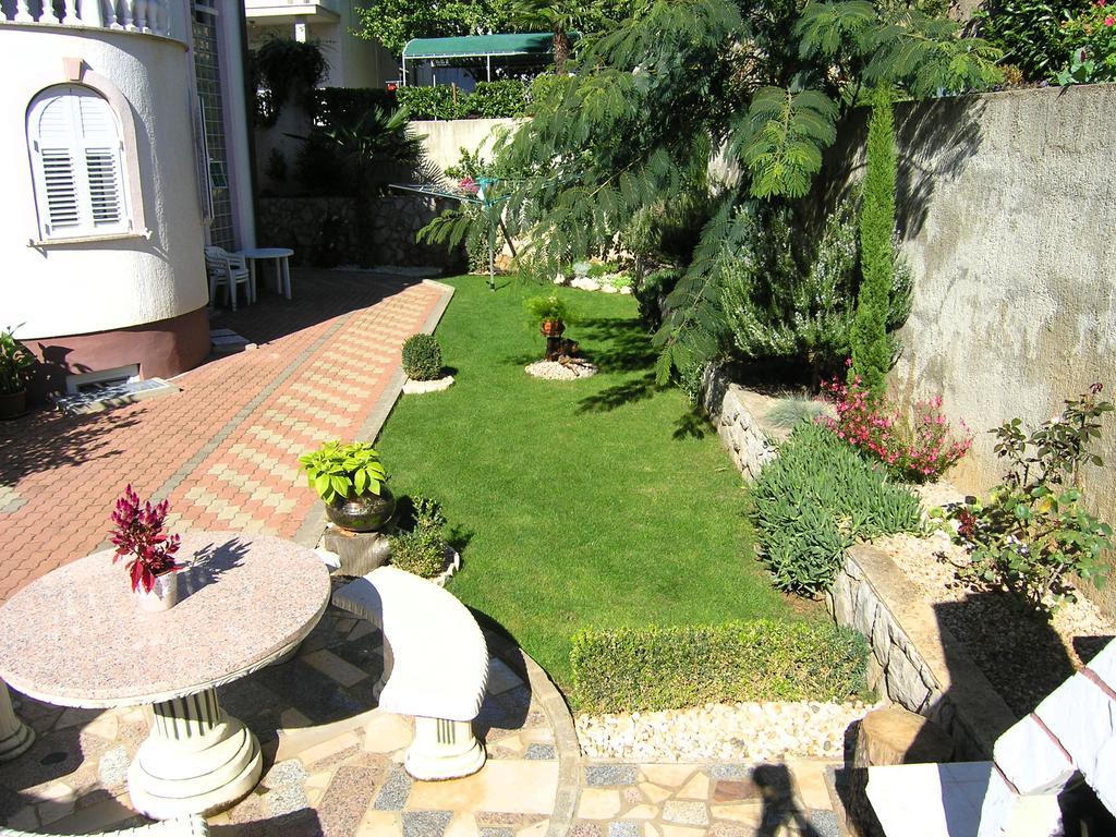 Apartments Kristina Krk Town Bagian luar foto