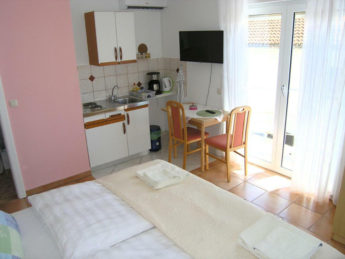 Apartments Kristina Krk Town Bagian luar foto